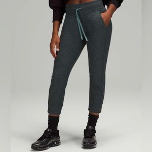 Ready to Rulu Crop - Heathered tidewader teal/black size 6